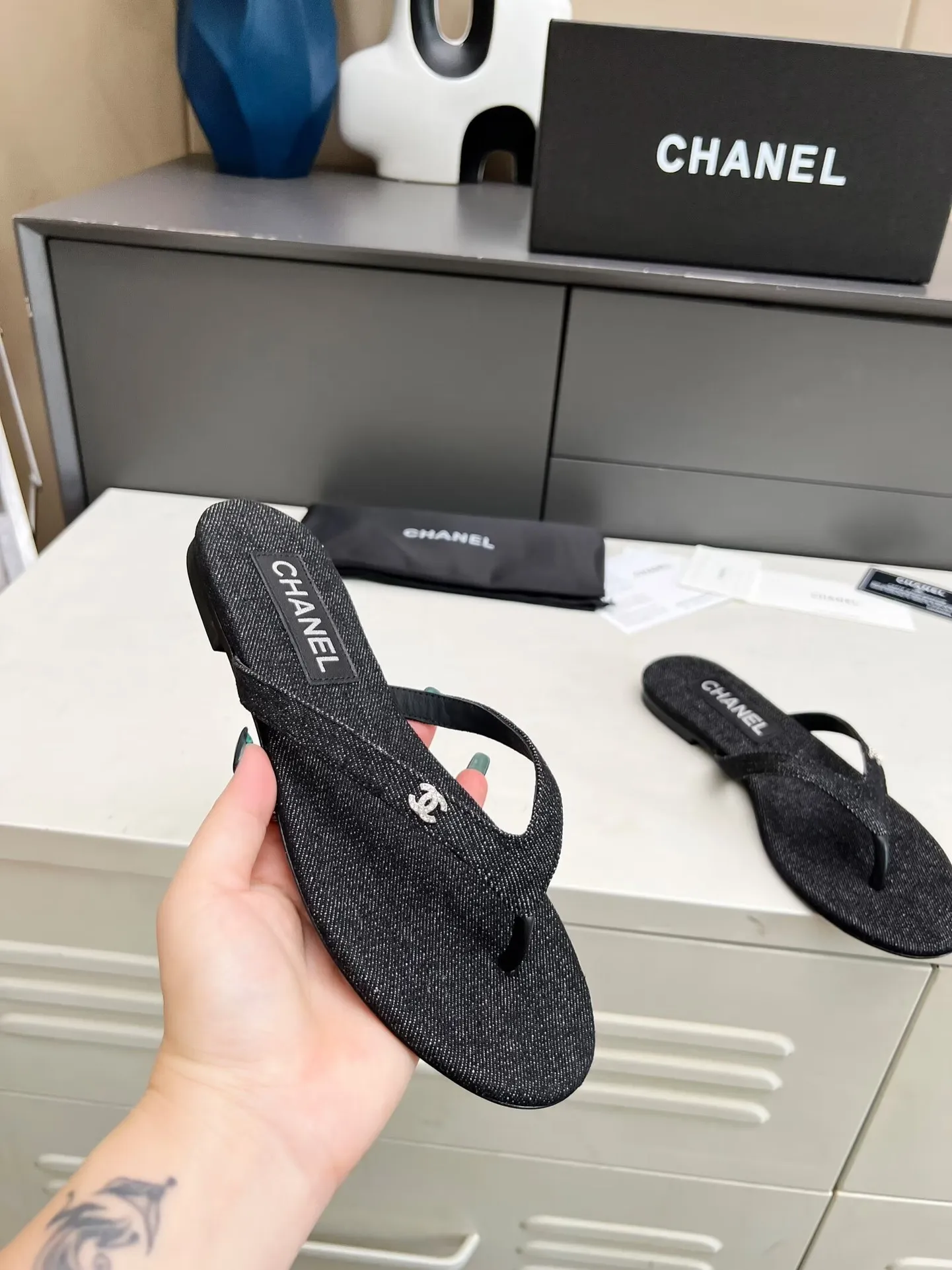 👟👟Ex-factory price 380👟👟 Chanel new spring and summer genuine leather outsole flip-flops✅ I was really moved by this shoe when I first saw it💓 I liked it at first sight [surprised], 😊 and it has Chanel’s classic diamond logo💎 Fabric: imported cowhide 🐂 Denim, velvet Lining: cow lining Color: black Code number: 35-41 (41 can be customized and non-returnable) Outsole: Made of genuine leather outsole Packaging: with card, cloth bag